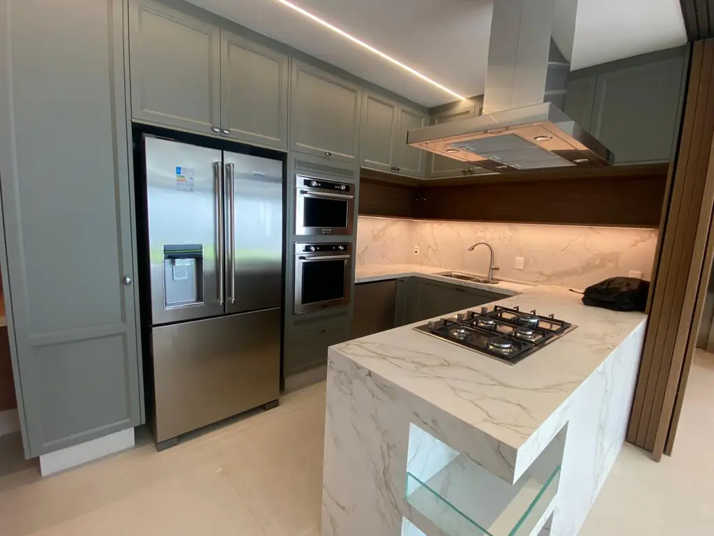Cozinha com ilha e marcenaria