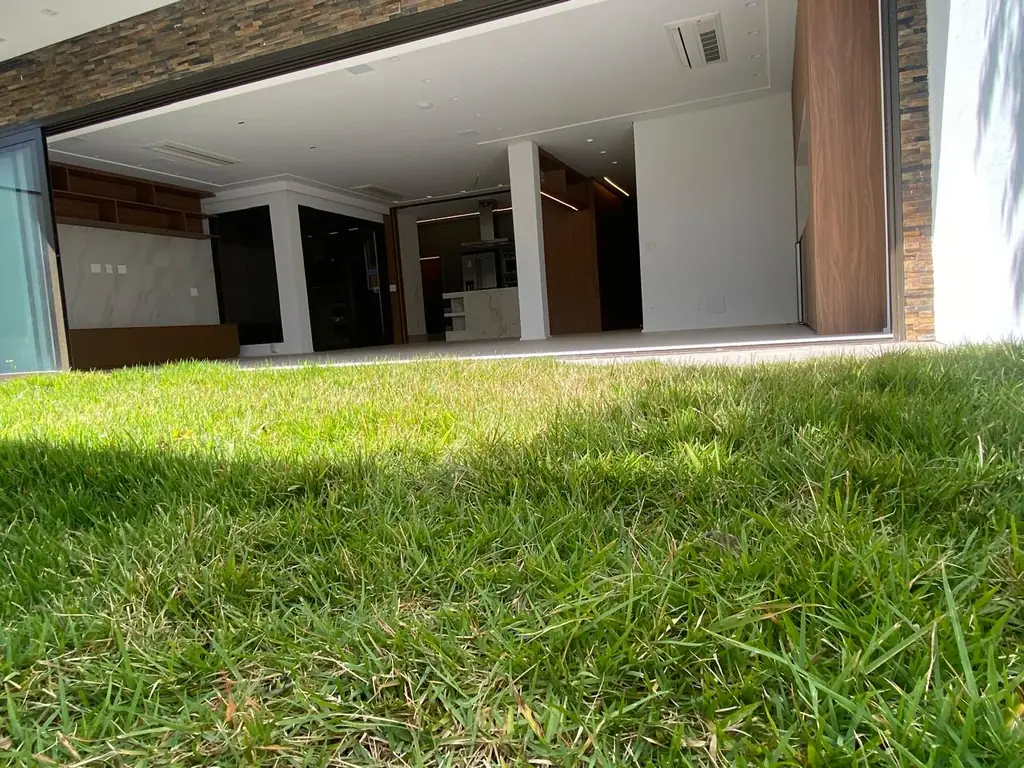 Gramado privativo da casa