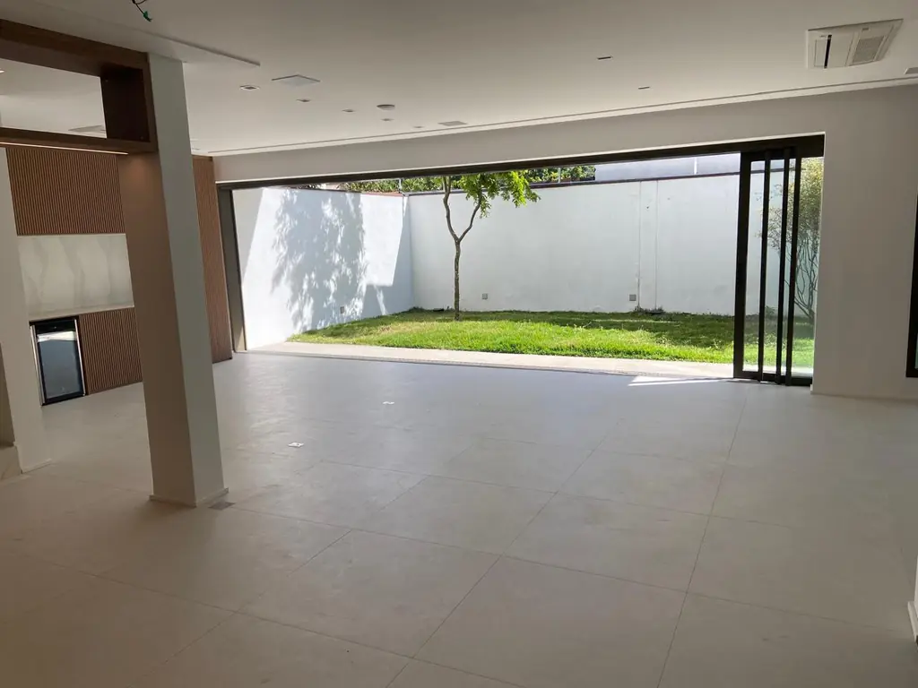Living aberto para o jardim privativo