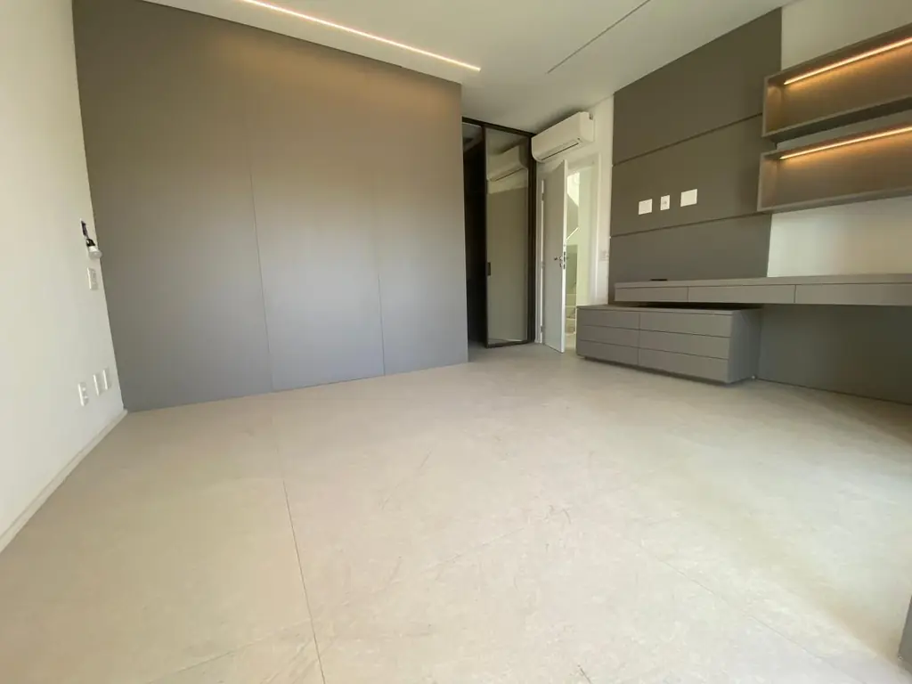 Living com marcenaria e abertura para o jardim
