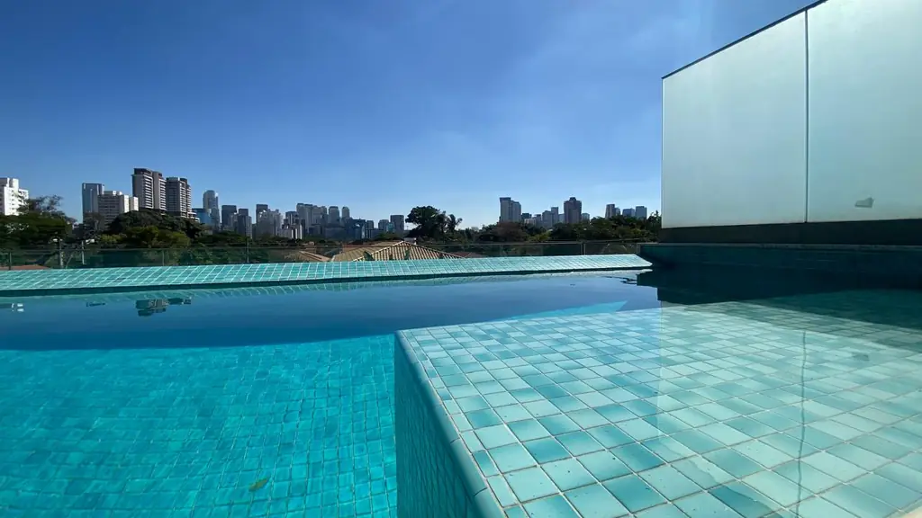 Piscina privativa com vista para o skyline