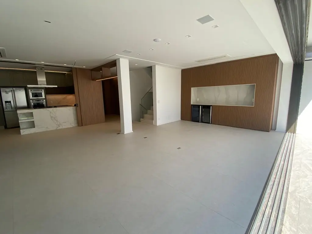 Living integrado, pé-direito alto