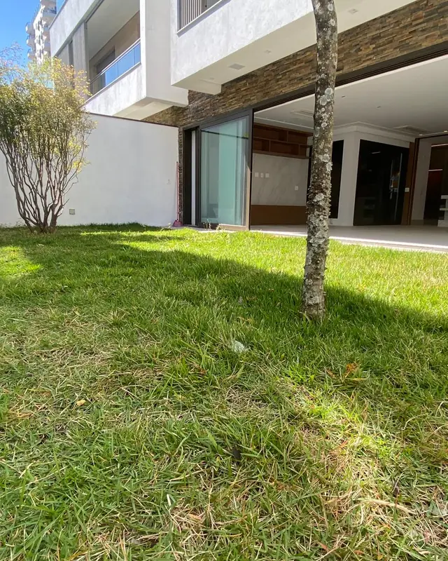 Jardim privativo com árvore adulta