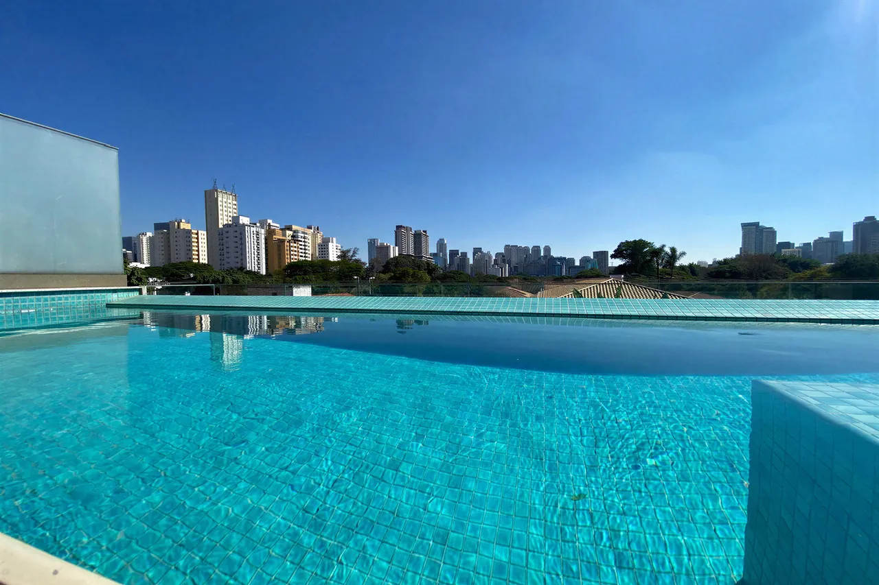 Piscina privativa com vista para o skyline do Brooklin